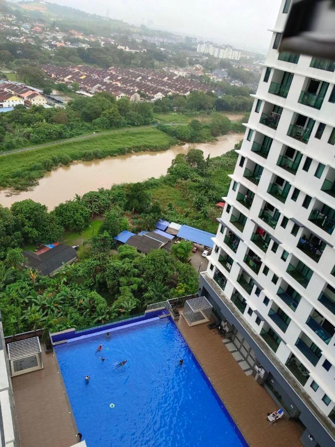 Hidayah Homestay Near Ukm And Ktm Station With High Speed Wifi - Pool & River View 방이 외부 사진