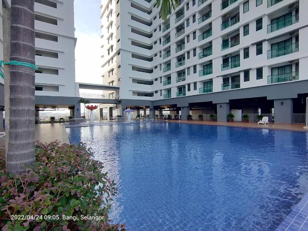 Hidayah Homestay Near Ukm And Ktm Station With High Speed Wifi - Pool & River View 방이 외부 사진